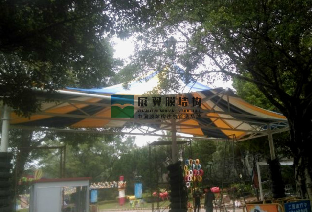 深圳觀瀾湖公園出入口張拉膜結構工程施工中